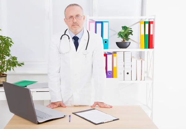 Retrato Médico Senior Consultorio Médico Hombre Uniforme Blanco Seguro Médico —  Fotos de Stock