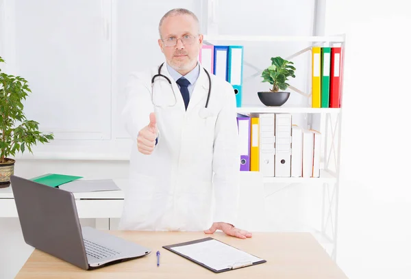 医務室の先輩医師の肖像白い制服の男 医療保険 コピースペース 質の高い医学の概念 スペースのコピー — ストック写真