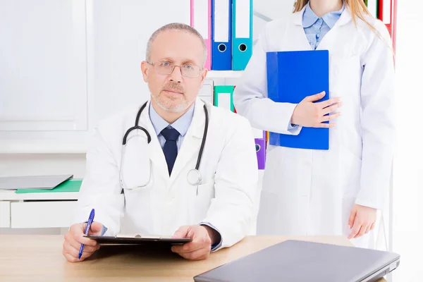 Arzt Posiert Büro Mit Medizinischem Personal Trägt Ein Stethoskop Qualitätsmedizinkonzept — Stockfoto