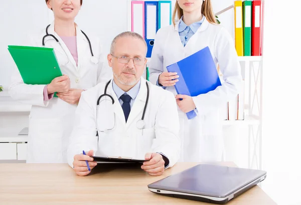 Arzt Posiert Büro Mit Medizinischem Personal Trägt Ein Stethoskop Qualitätsmedizinkonzept — Stockfoto