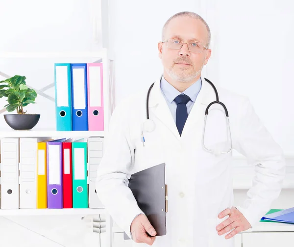 医務室の先輩医師の肖像白い制服の男 医療保険 コピースペース 質の高い医学の概念 スペースのコピー — ストック写真