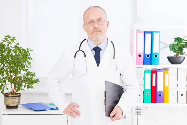 Retrato Médico Sênior Consultório Médico Homem Uniforme Branco Seguro Médico — Fotografia de Stock