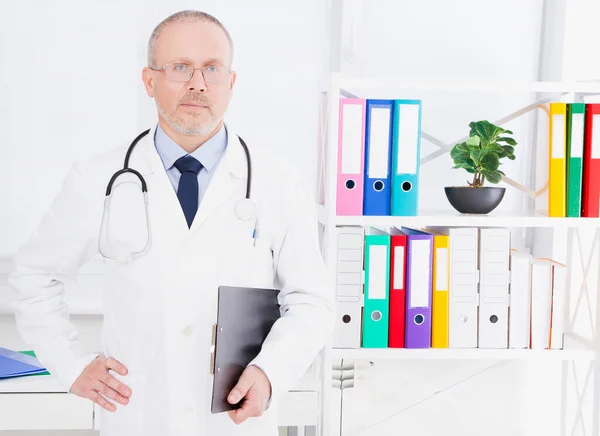 Porträtt Överläkare Läkarmottagningen Man Vit Uniform Sjukförsäkring Uppfattat Utrymme Begreppet — Stockfoto
