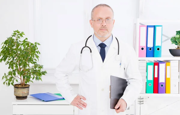 Retrato Médico Sênior Consultório Médico Homem Uniforme Branco Seguro Médico — Fotografia de Stock