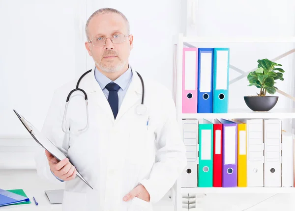 Retrato Médico Sênior Consultório Médico Homem Uniforme Branco Seguro Médico — Fotografia de Stock