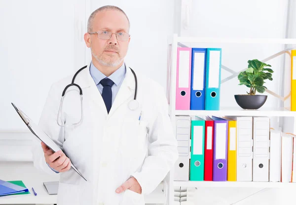 Tıp Bürosundaki Kıdemli Doktorun Portresi Beyaz Üniformalı Adam Sağlık Sigortası — Stok fotoğraf