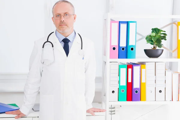 Προσωπογραφία Του Ανώτερου Γιατρού Στο Ιατρικό Γραφείο Άνδρας Λευκή Στολή — Φωτογραφία Αρχείου