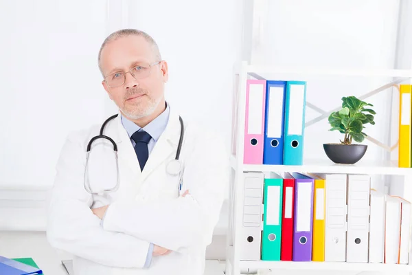 Retrato Médico Sênior Consultório Médico Homem Uniforme Branco Seguro Médico — Fotografia de Stock