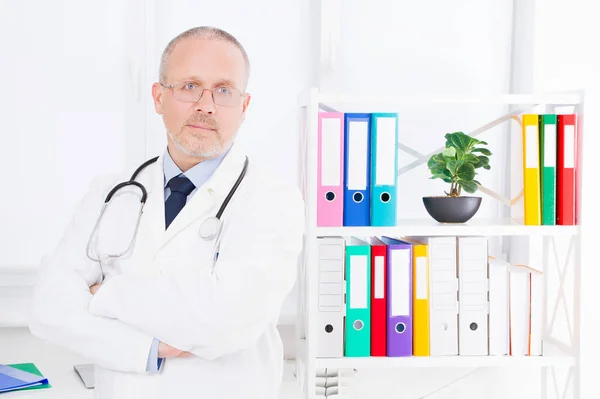 Tıp Bürosundaki Kıdemli Doktorun Portresi Beyaz Üniformalı Adam Sağlık Sigortası — Stok fotoğraf