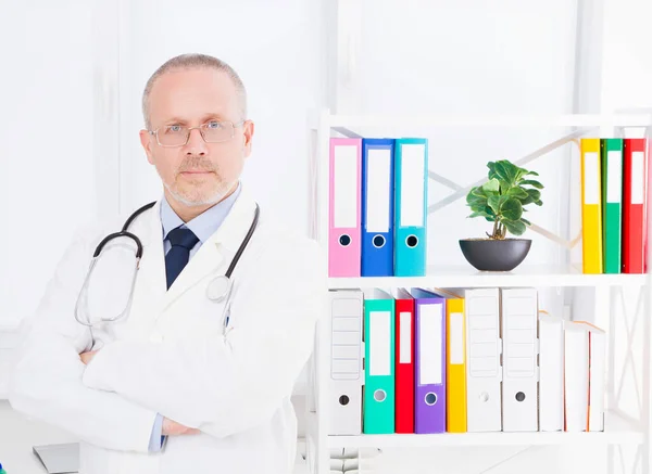Porträtt Överläkare Läkarmottagningen Man Vit Uniform Sjukförsäkring Uppfattat Utrymme Begreppet — Stockfoto