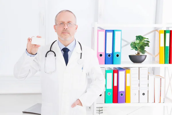 Lekarz Pokazuje Wizytówkę Koncepcję Medyczną Ubezpieczenie Zdrowotne Mężczyzna Białym Mundurze — Zdjęcie stockowe