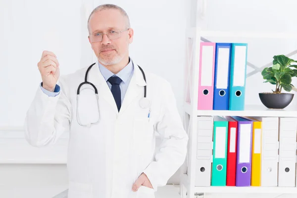 Doutor Mostrando Seu Cartão Visita Conceito Médico Seguro Médico Homem — Fotografia de Stock