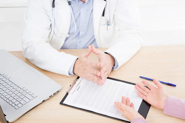 Doutor Paciente Estão Discutindo Algo Apenas Mãos Mesa Seguro Médico — Fotografia de Stock