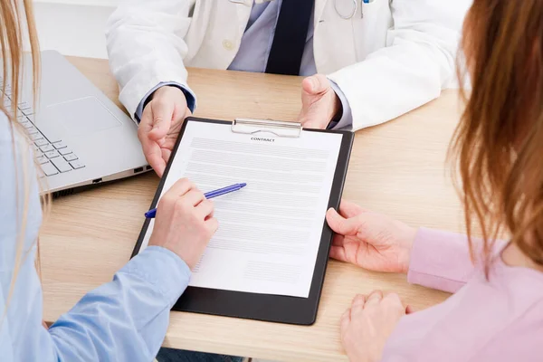 Sağlık Ofisindeki Hastaları Olan Bir Doktor Kontrat Imzaladı Sağlık Sigortası — Stok fotoğraf