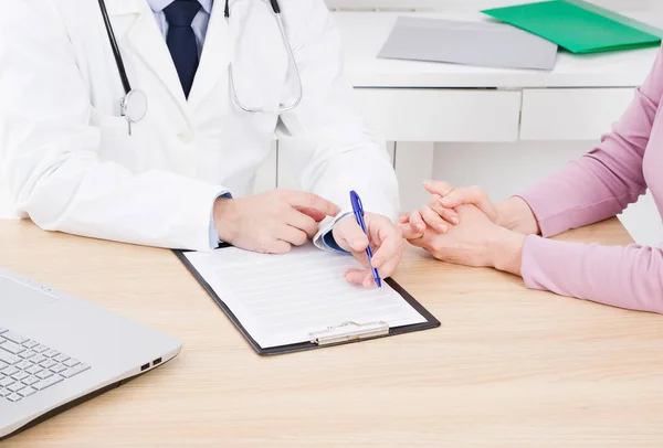 Doutor Paciente Estão Discutindo Algo Apenas Mãos Mesa Seguro Médico — Fotografia de Stock