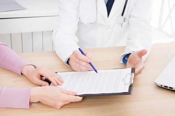 Doctor Discusses Female Patient Medical Contract Clinic Medical Insurance — Stock Photo, Image