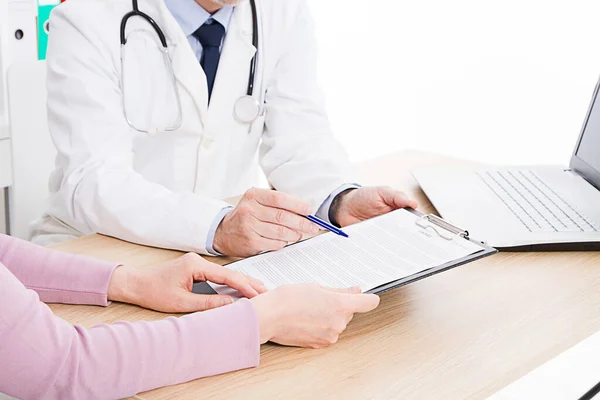 Doutor Paciente Estão Discutindo Algo Apenas Mãos Mesa Seguro Médico — Fotografia de Stock