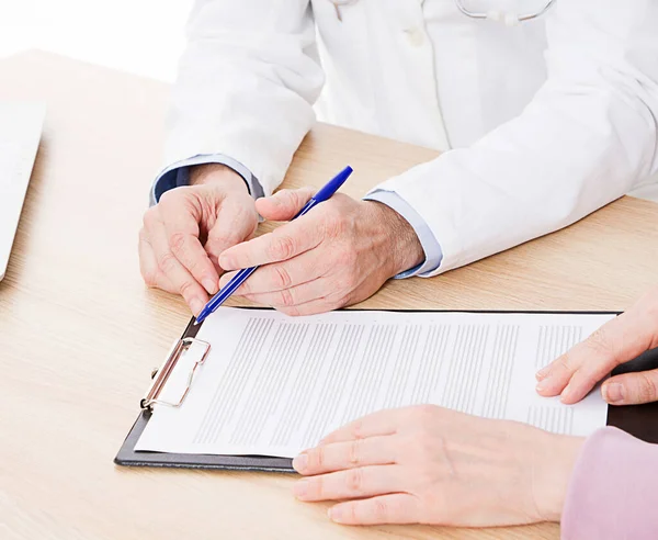 Doutor Paciente Estão Discutindo Algo Apenas Mãos Mesa Seguro Médico — Fotografia de Stock