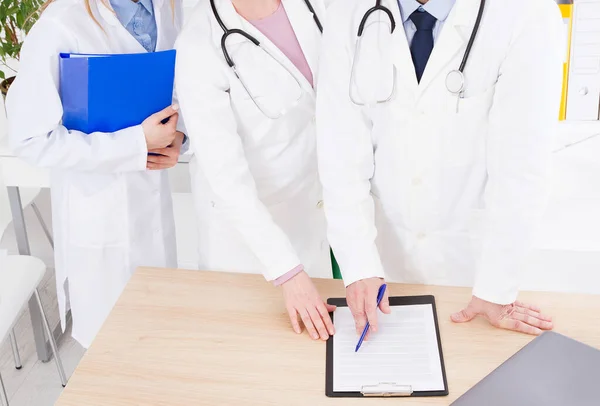 Ärzteteam Der Klinik Menschen Weißen Mänteln Krankenversicherung Kopierraum — Stockfoto