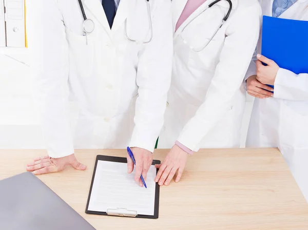 Tıp Bürosundaki Doktorlar Beyaz Önlüklü Insanlar Sağlık Sigortası Boşluğu Kopyala — Stok fotoğraf