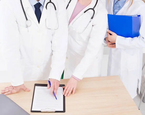 Tıp Bürosundaki Bir Grup Doktor Beyaz Önlüklü Insanlar Sağlık Sigortası — Stok fotoğraf