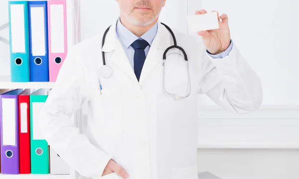 Doctor Tiene Tarjeta Visita Clínica Seguro Médico Hombre Uniforme Blanco —  Fotos de Stock