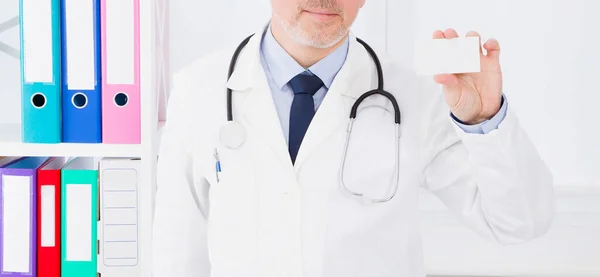Médico Mostrando Tarjeta Visita Clínica Seguro Médico Hombre Uniforme Blanco —  Fotos de Stock