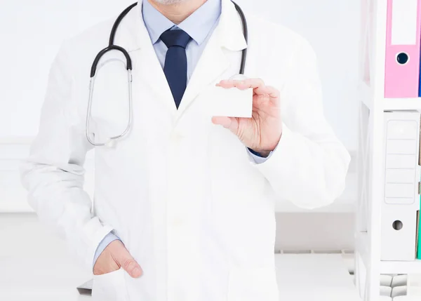 Doktor Ukazující Svou Vizitku Lékařské Pojetí Zdravotní Pojištění Muž Bílé — Stock fotografie