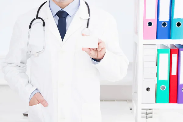 Doutor Mostrando Cartão Visita Clínica Seguro Médico Homem Uniforme Branco — Fotografia de Stock