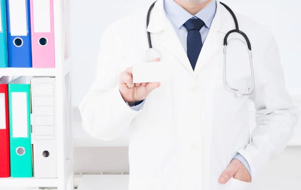 Lekarz Szpitalu Wizytówkę Ubezpieczenie Zdrowotne Mężczyzna Białym Mundurze Przestrzeń Kopiowania — Zdjęcie stockowe