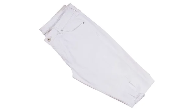 白い背景に隔離された白い折りたたみパンツのショートパンツ — ストック写真
