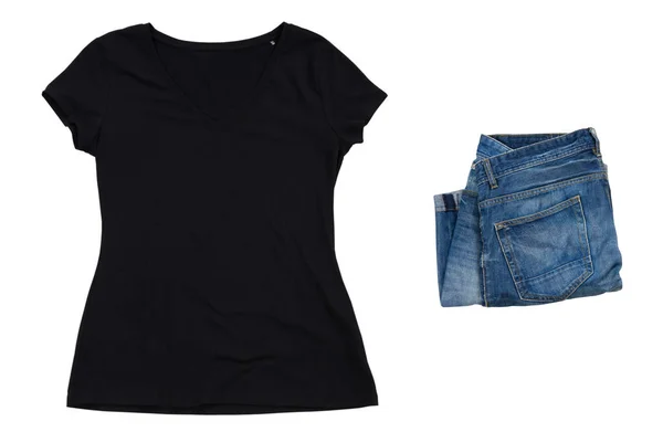 白い背景に空の黒Tシャツとデニムショートパンツ 黒Tシャツモックアップと青ジーンズ 空白のTシャツ — ストック写真