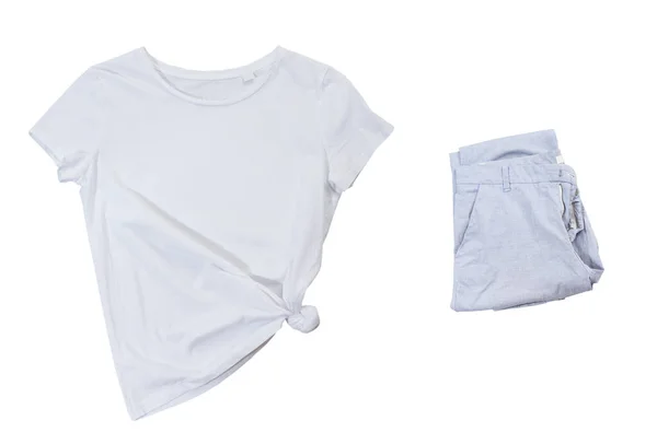 白い背景の上の景色に隔離された白いTシャツと折り畳まれたパンツ Tシャツとパンツ — ストック写真