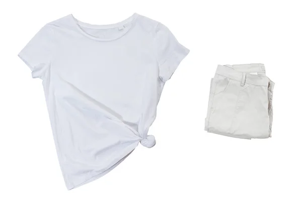 Beyaz Arka Planda Izole Edilmiş Beyaz Tişört Katlanmış Pantolon — Stok fotoğraf