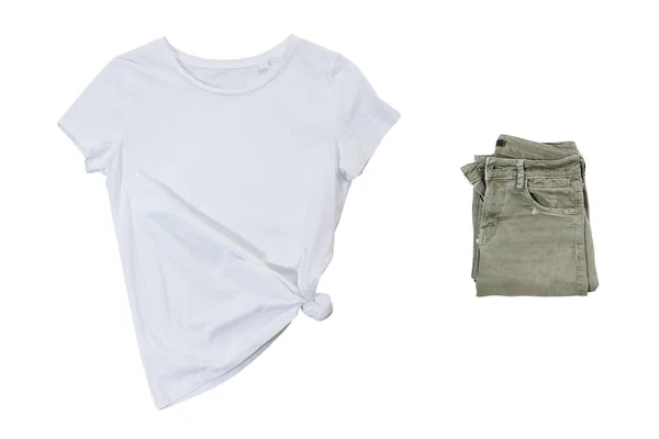 白い背景に白いTシャツと緑の折り畳まれたパンツ Tシャツモックアップ — ストック写真