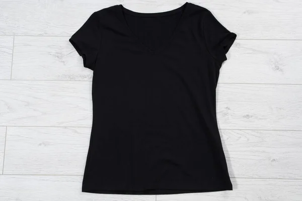 Camiseta Negra Plantilla Camiseta Maqueta Sobre Fondo Madera Blanca Vista — Foto de Stock