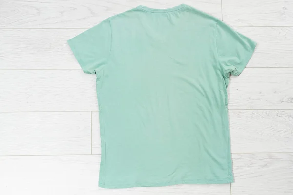 Camiseta Verde Cerca Vista Superior Sobre Fondo Madera Espacio Copia — Foto de Stock