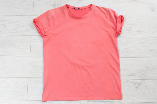 Camiseta Rosa Maqueta Sobre Fondo Madera Vista Superior Fondo Rojo — Foto de Stock