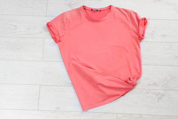 Camiseta Rosa Maqueta Sobre Fondo Madera Vista Superior Fondo Rojo — Foto de Stock