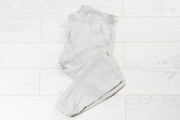 Pantalones Plegados Primer Plano Sobre Fondo Blanco Madera Vista Superior — Foto de Stock