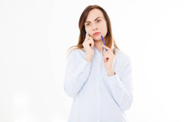 Akıllı telefonlu bir iş kızı portresi. Telefonla konuşan bir kadın. Kendine güvenen genç bir yönetici. Boşluğu kopyala
