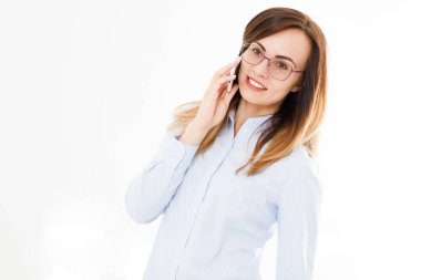 Gözlüklü, cep telefonuyla konuşan modern iş kadını beyaz arka planda izole edilmiş. Cep telefonlu tişörtlü bir kız. Boşluğu kopyala