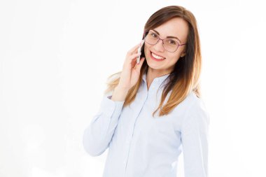 İş kadınının izole edilmiş portresi, akıllı telefonlu kız. Kendine güvenen genç yönetici. Boşluğu kopyala