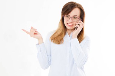 Gözlüklü, cep telefonuyla konuşan modern iş kadını beyaz arka planda izole edilmiş. Cep telefonlu tişörtlü bir kız. Boşluğu kopyala