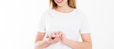 Genç bayan cep telefonundan güzel haberler alıyor ve beyaz arka planda izole edilmiş bir şekilde gülümsüyor. Teknolojinin doğayla bağlantısının kavramı, modern yaşam tarzı. Uzayı kopyala