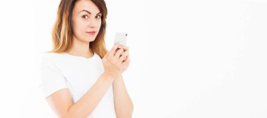 Genç, güzel, mutlu bir kadın akıllı telefon kullanıyor. Beyaz arka planda izole edilmiş. Uzayı kopyala, taklit et