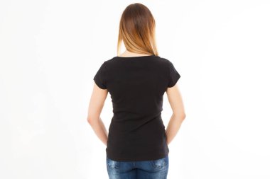 Reklam ve T-shirt tasarım konsepti. Siyah t-shirt ve mavi kot giyen şık kadın promosyon içeriği için kopya alanı ile beyaz stüdyo duvarına karşı duran Kırpılmış portre