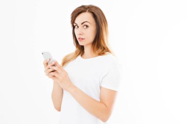 Beyaz arka planda izole edilmiş, cep telefonuyla sohbet eden neşeli, güzel bir genç kadın görüntüsü. Kameraya bakıyorum..