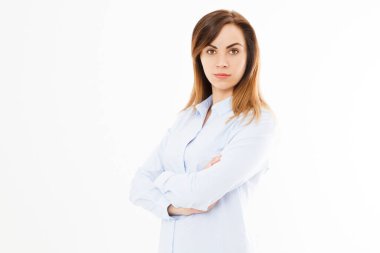 Beyaz duvar arkasında yalnız poz veren mutlu genç ve güzel bir iş kadını görüntüsü. Kolları çapraz Güzel İş Kadını.