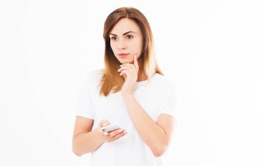 Beyaz arka planda izole edilmiş, cep telefonuyla sohbet eden neşeli, güzel bir genç kadın görüntüsü. Kameraya bakıyorum..